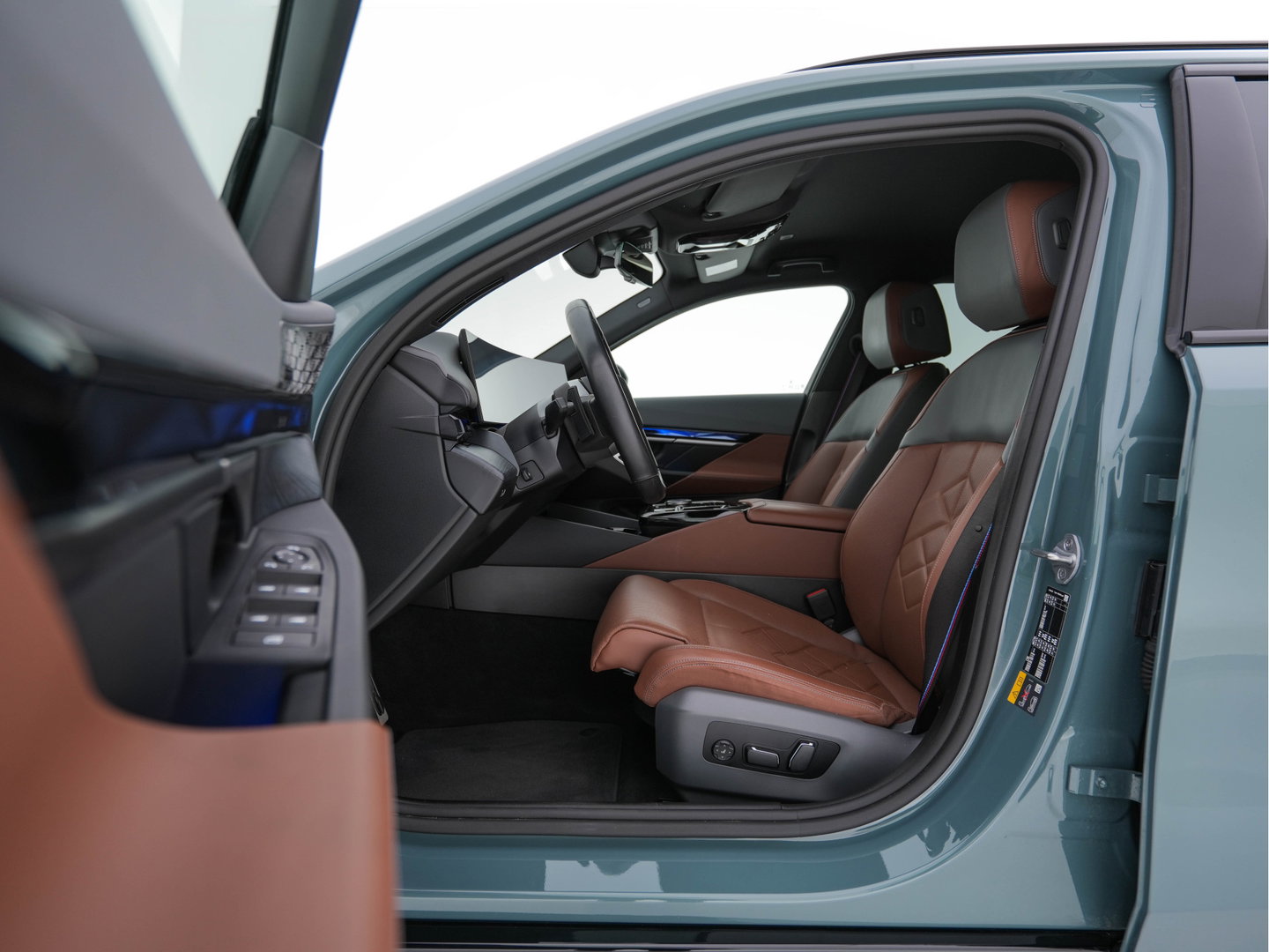 BMW i5 Touring eDrive40 84 kWh M-Sportpack [ 3-Fase ] (INCL.BTW) *HEAD-UP | LEATHER | FULL-LED | BOWERS&WILKINS | MEMORY-PACK | TOP-VIEW | BLINDSPOT | KEYLESS | WIDESCREEN-DIGI-COCKPIT | HEATED/VENTILATED-SPORTSEATS | PRIVACY-GLASS | NAVI-FULLMA