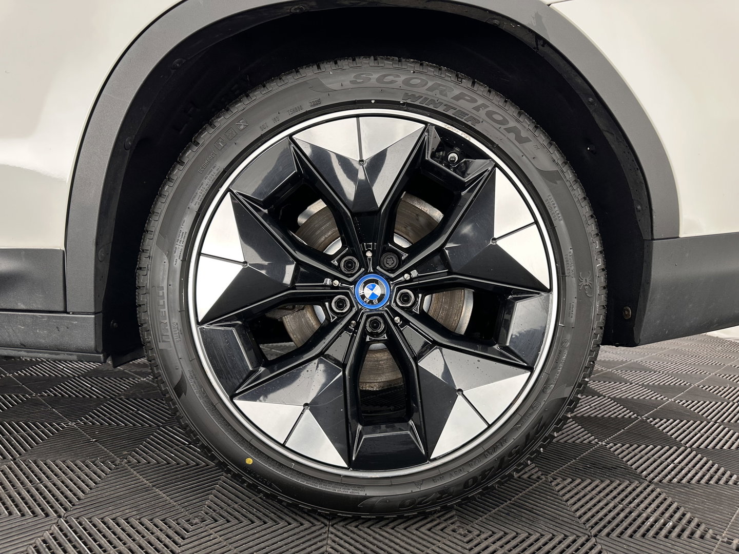 BMW iX3 High Executive 80 kWh [ 3-Fase ] (INCL-BTW) Aut. *PANO | LEATHER | HARMAN/KARDON | FULL-LED | BLINDSPOT | MEMORY-PACK | DIGI-COCKPIT | HEATED-SPORTSEATS | KEYLESS | TOPVIEW | DAB+ | NAVI-FULLMAP | HEAD-UP | PRIVACY-GLASS | 2