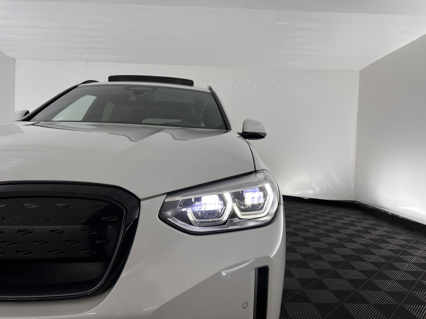 BMW iX3 High Executive 80 kWh [ 3-Fase ] (INCL-BTW) Aut. *PANO | LEATHER | HARMAN/KARDON | FULL-LED | BLINDSPOT | MEMORY-PACK | DIGI-COCKPIT | HEATED-SPORTSEATS | KEYLESS | TOPVIEW | DAB+ | NAVI-FULLMAP | HEAD-UP | PRIVACY-GLASS | 2