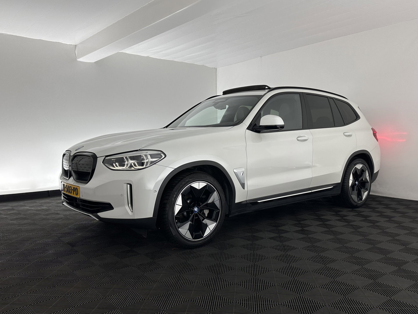 BMW iX3 High Executive 80 kWh [ 3-Fase ] (INCL-BTW) Aut. *PANO | LEATHER | HARMAN/KARDON | FULL-LED | BLINDSPOT | MEMORY-PACK | DIGI-COCKPIT | HEATED-SPORTSEATS | KEYLESS | TOPVIEW | DAB+ | NAVI-FULLMAP | HEAD-UP | PRIVACY-GLASS | 2