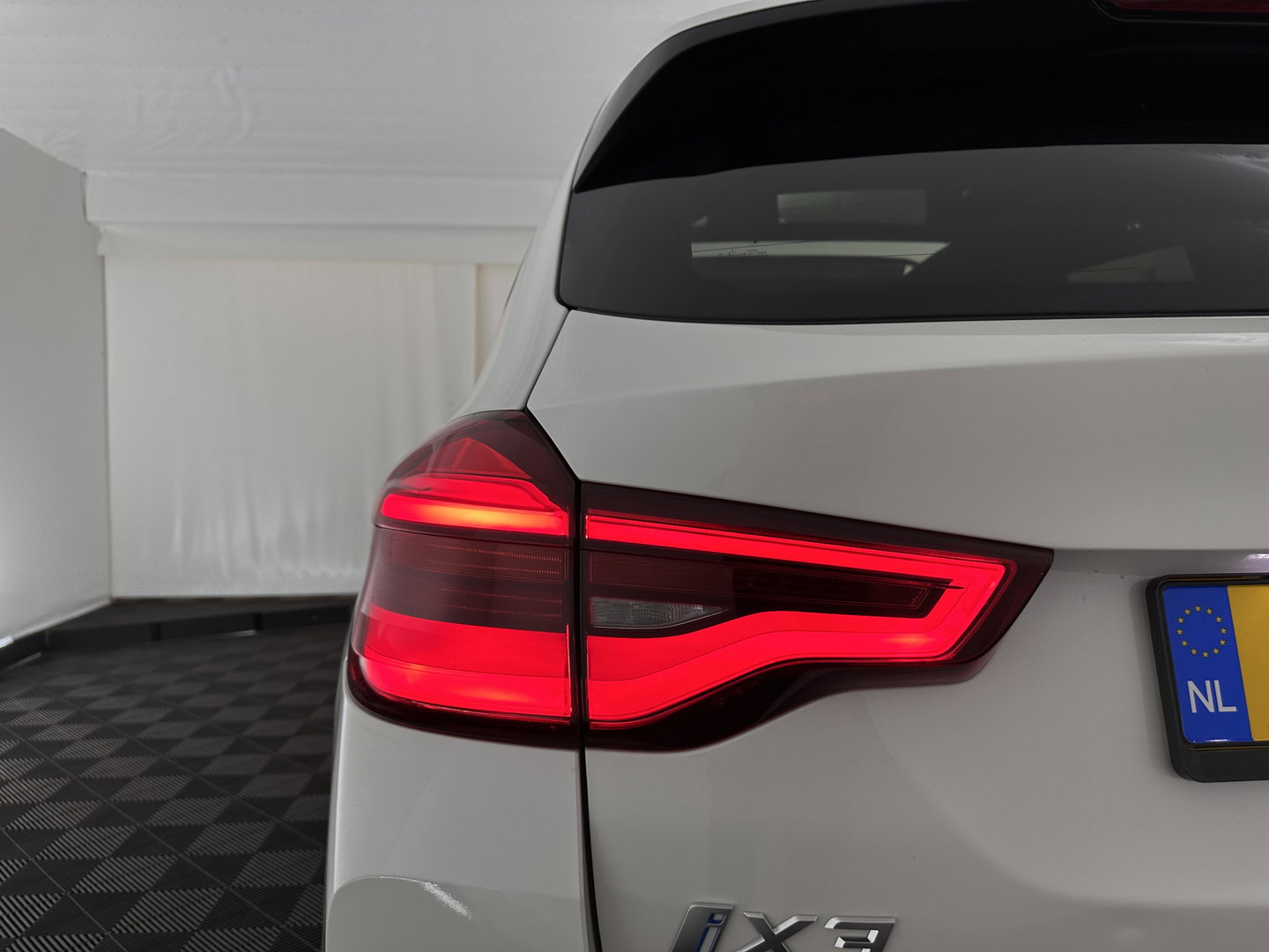 BMW iX3 High Executive 80 kWh [ 3-Fase ] (INCL-BTW) Aut. *PANO | LEATHER | HARMAN/KARDON | FULL-LED | BLINDSPOT | MEMORY-PACK | DIGI-COCKPIT | HEATED-SPORTSEATS | KEYLESS | TOPVIEW | DAB+ | NAVI-FULLMAP | HEAD-UP | PRIVACY-GLASS | 2