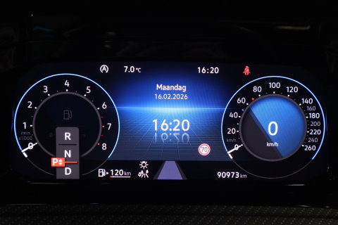 Volkswagen Golf 1.5 eTSI R-Line Business+ R-Line Panoramadak Trekhaak 24 Maanden garantie* (Vraag naar de voorwaarden)
