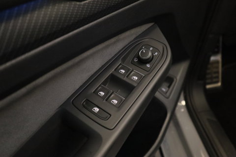 Volkswagen Golf 1.5 eTSI R-Line Business+ R-Line Panoramadak Trekhaak 24 Maanden garantie* (Vraag naar de voorwaarden)