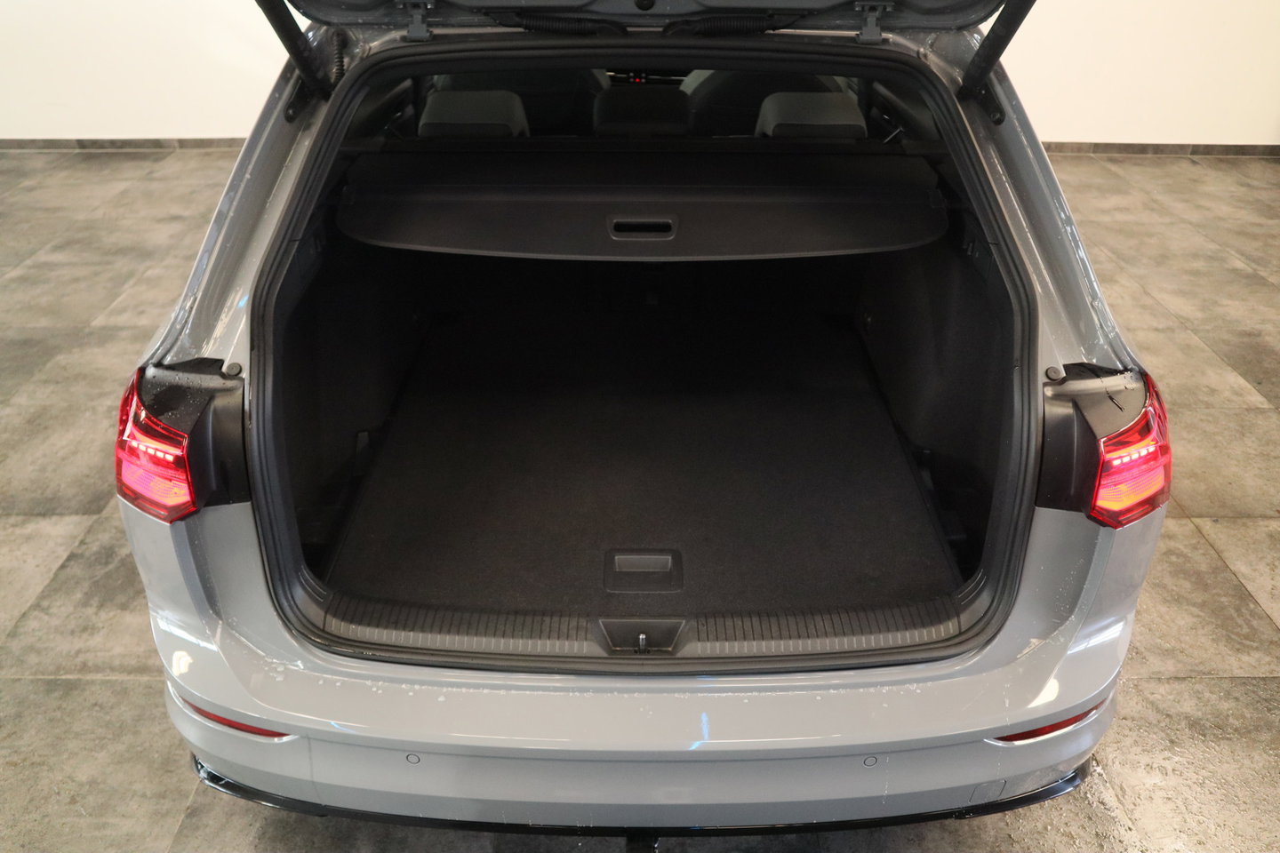 Volkswagen Golf 1.5 eTSI R-Line Business+ R-Line Panoramadak Trekhaak 24 Maanden garantie* (Vraag naar de voorwaarden)