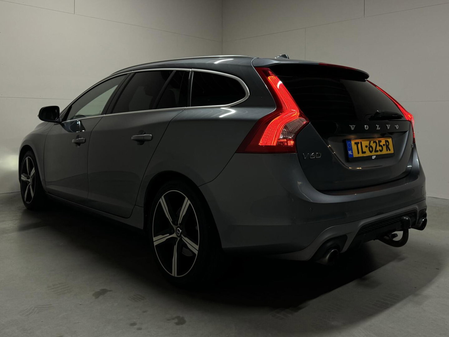 Volvo V60 2.0 T4 R-Design Pano Leer Camera Trekh. NAP