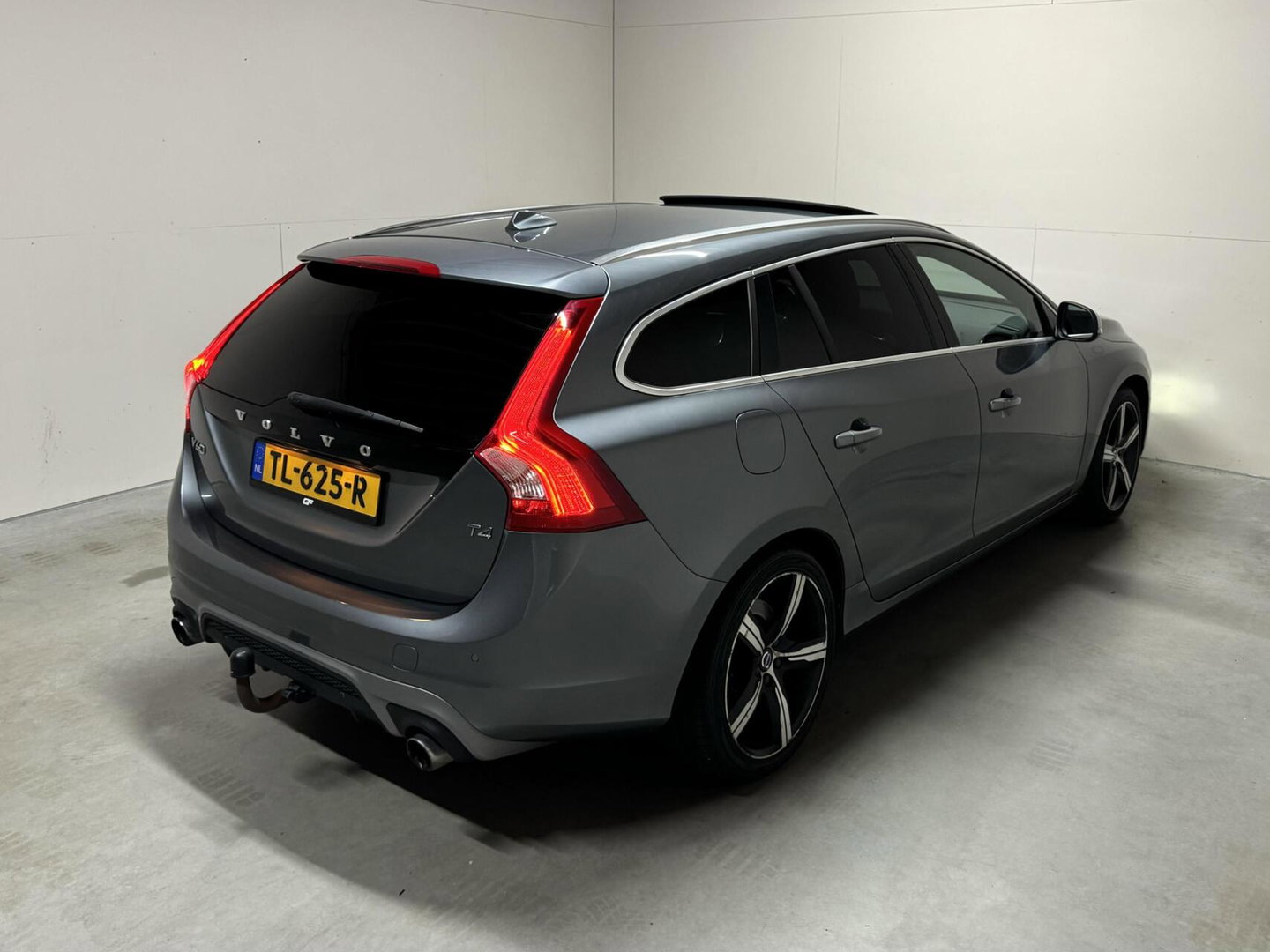 Volvo V60 2.0 T4 R-Design Pano Leer Camera Trekh. NAP