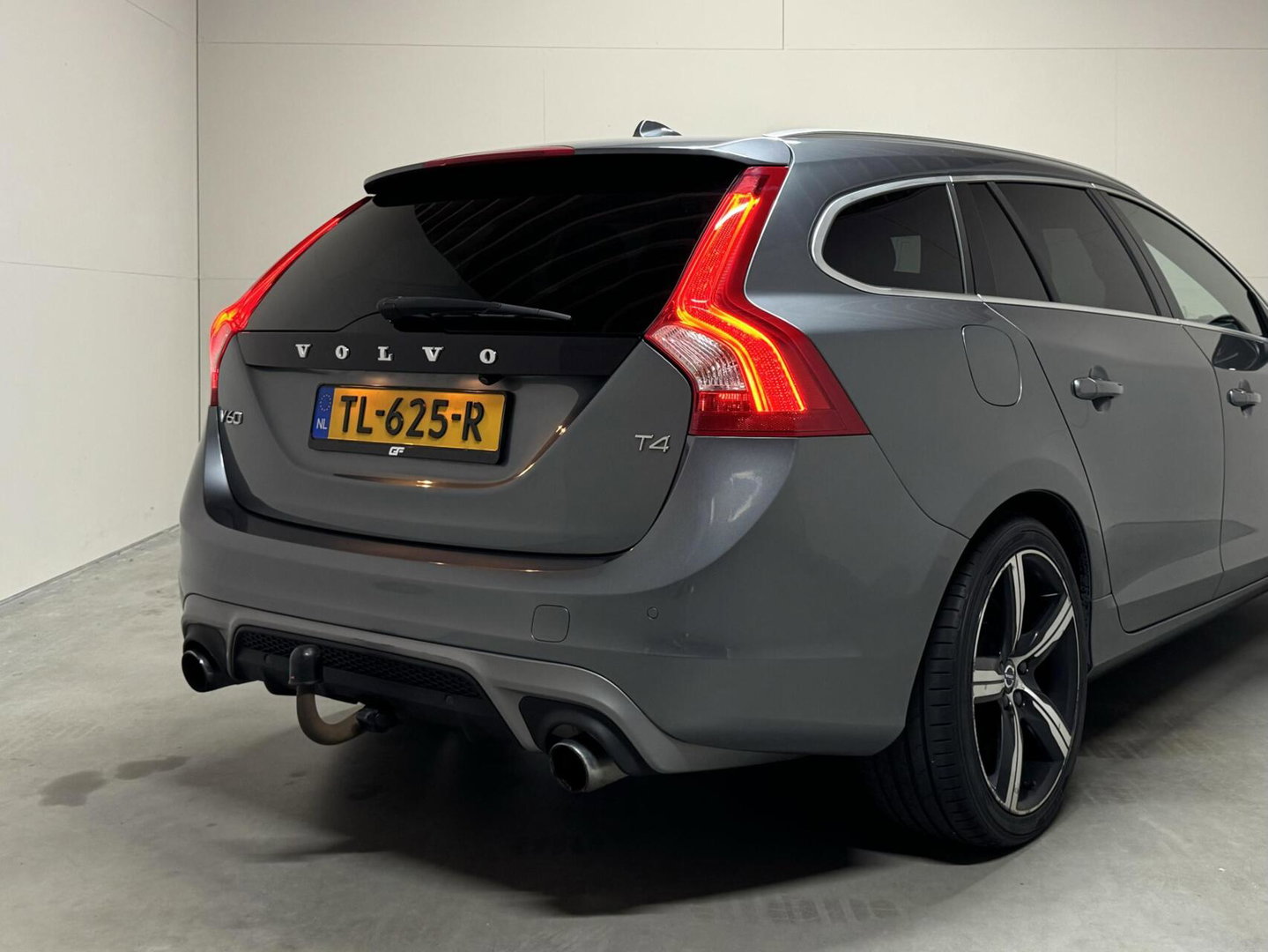 Volvo V60 2.0 T4 R-Design Pano Leer Camera Trekh. NAP