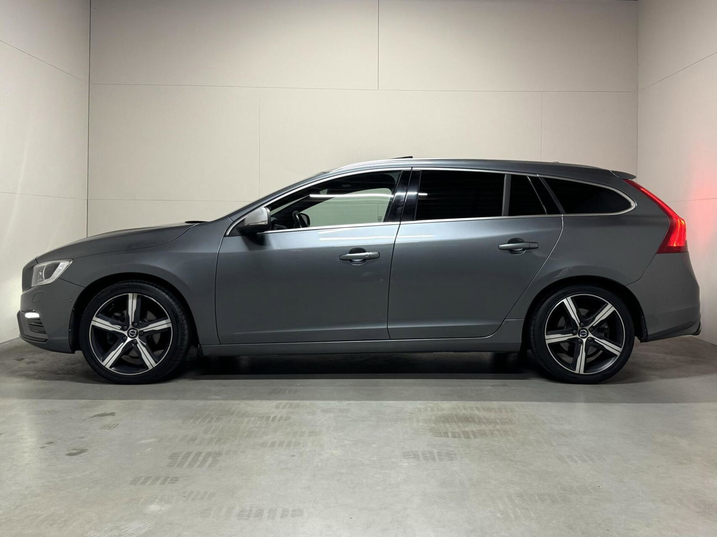 Volvo V60 2.0 T4 R-Design Pano Leer Camera Trekh. NAP