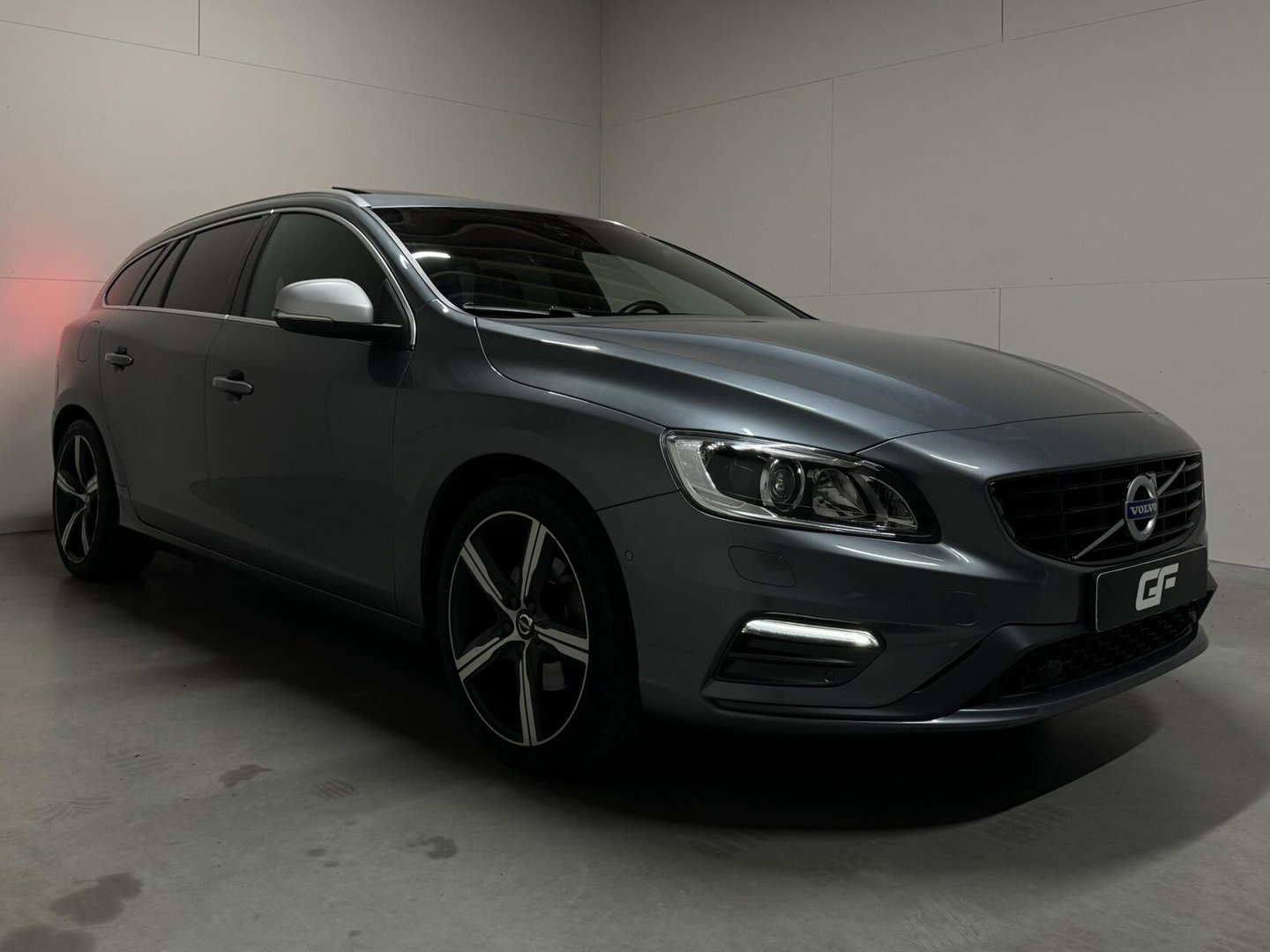 Volvo V60 2.0 T4 R-Design Pano Leer Camera Trekh. NAP