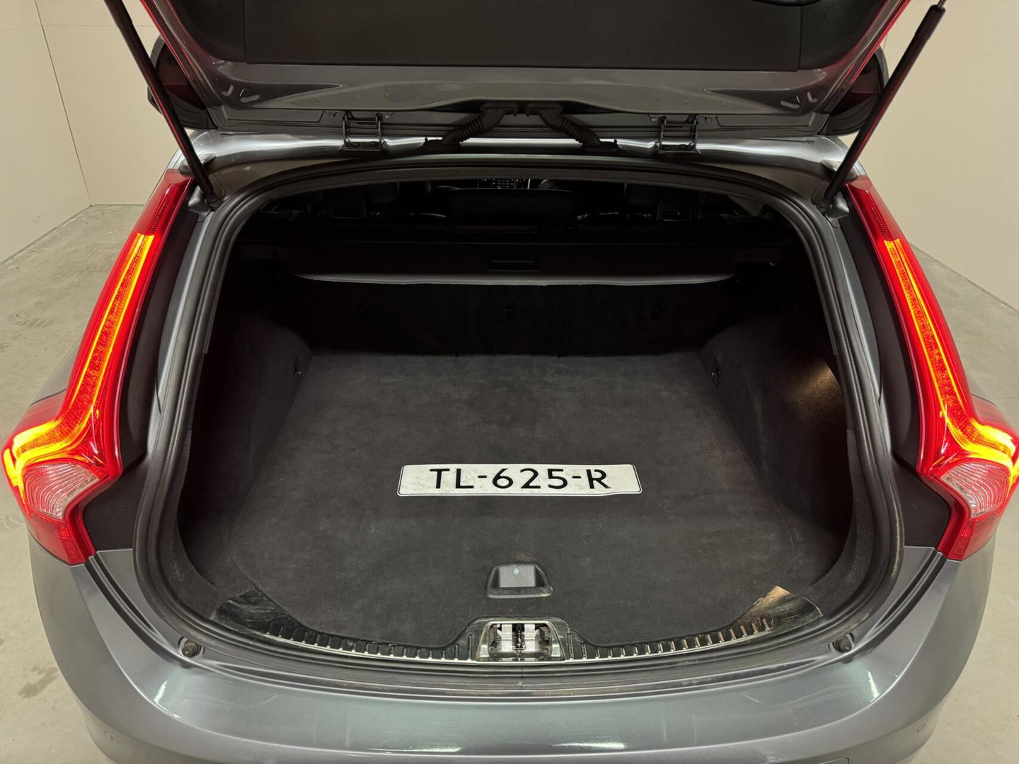 Volvo V60 2.0 T4 R-Design Pano Leer Camera Trekh. NAP