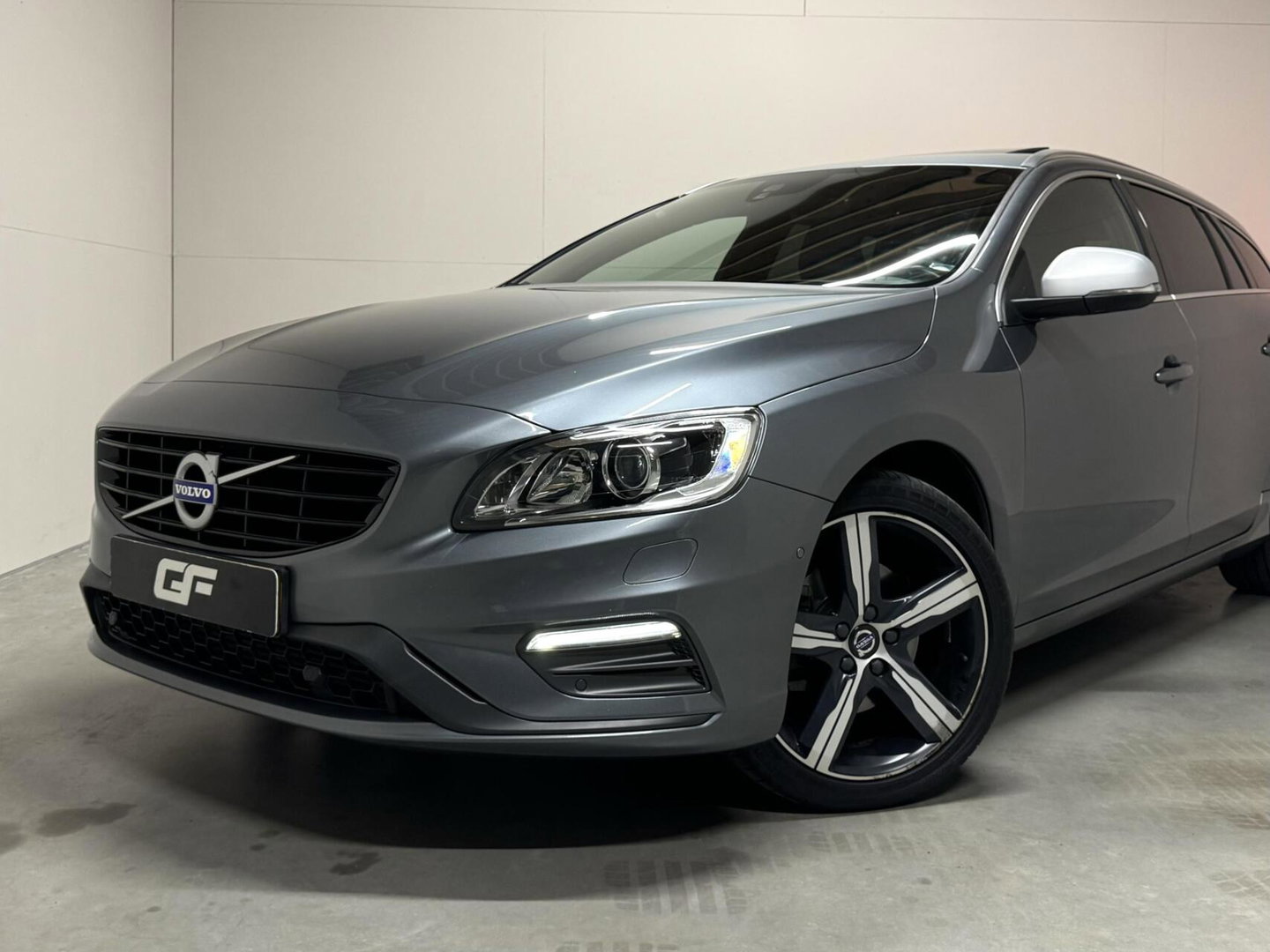 Volvo V60 2.0 T4 R-Design Pano Leer Camera Trekh. NAP