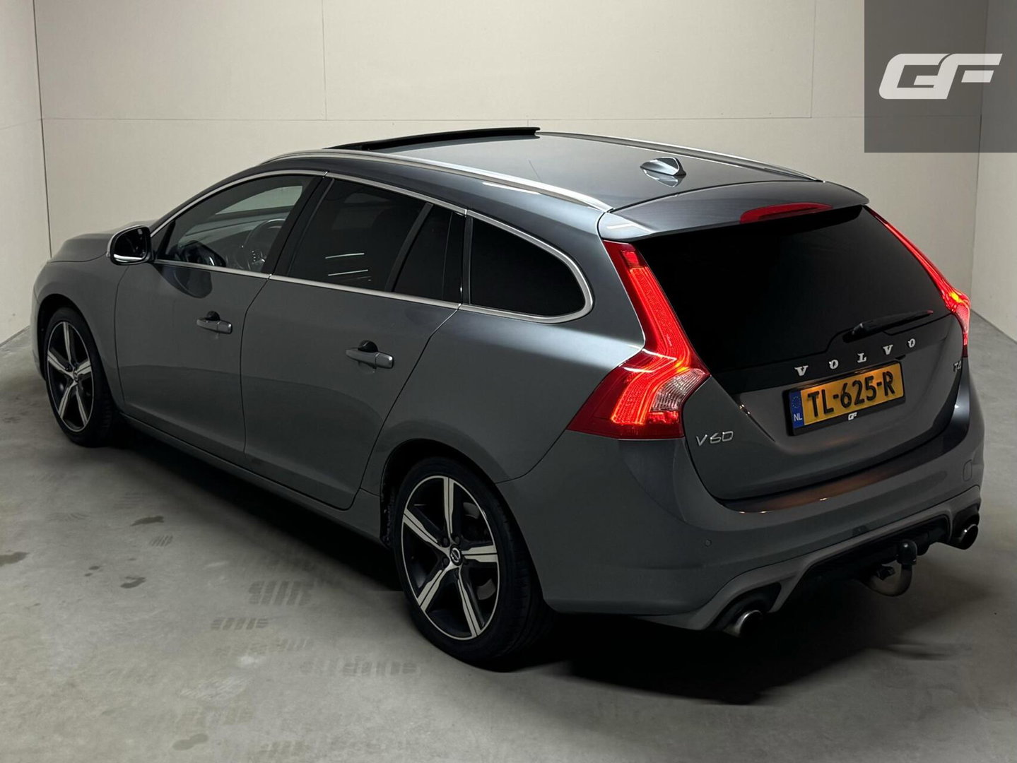 Volvo V60 2.0 T4 R-Design Pano Leer Camera Trekh. NAP