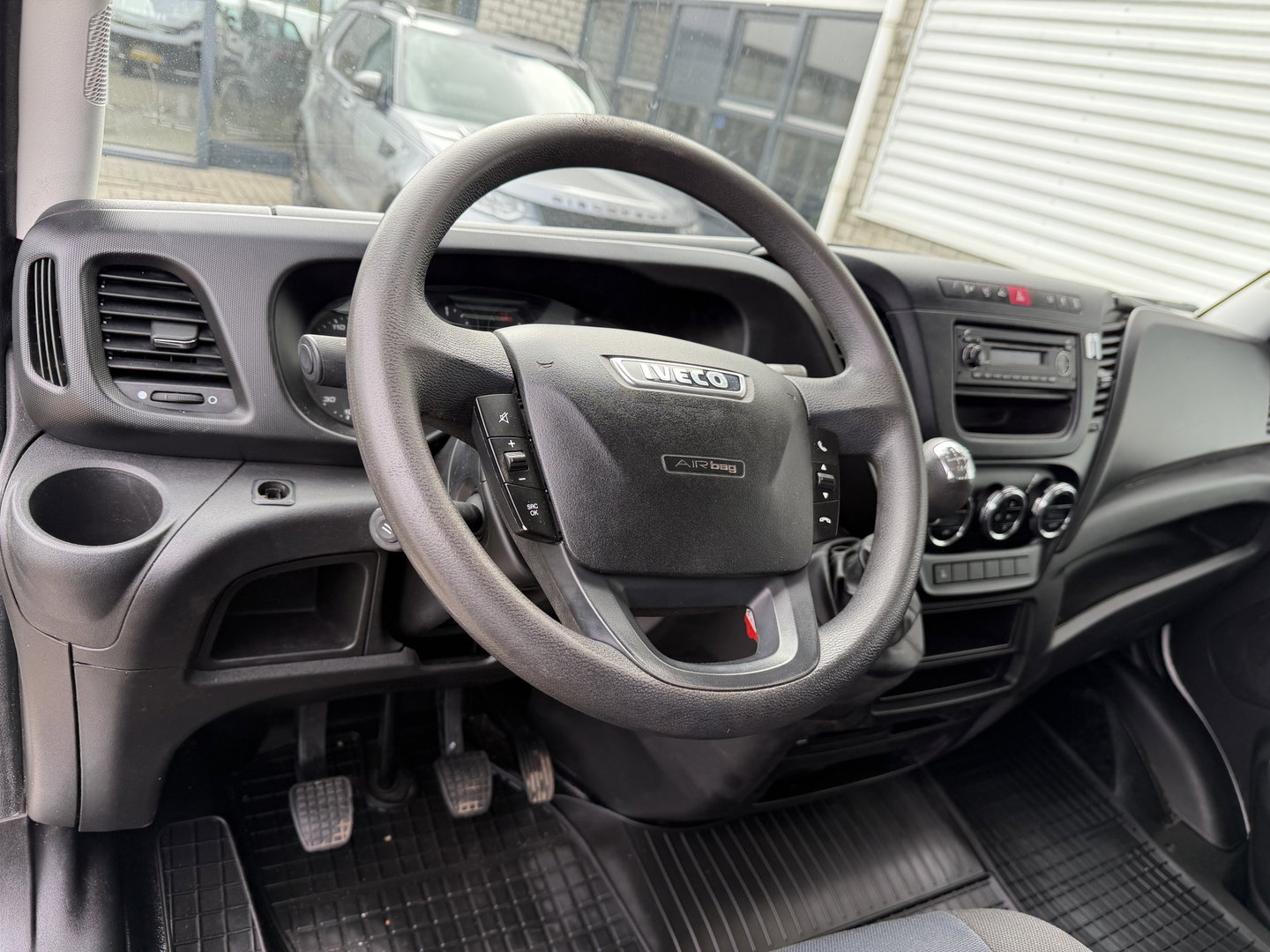 Iveco Daily 35C14D euro 6 / DC 6 persoons / JPM kipper / vaste prijs rijklaar € 24.950 ex btw / lease vanaf € 407 / dubbellucht / cruise en climate control / trekhaak 3500 kg !