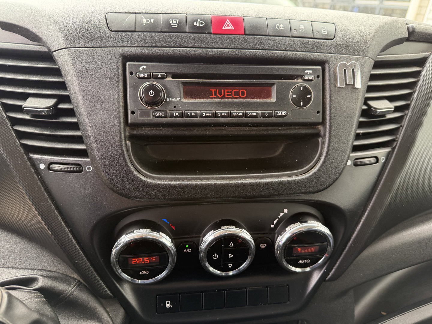 Iveco Daily 35C14D euro 6 / DC 6 persoons / JPM kipper / vaste prijs rijklaar € 24.950 ex btw / lease vanaf € 407 / dubbellucht / cruise en climate control / trekhaak 3500 kg !