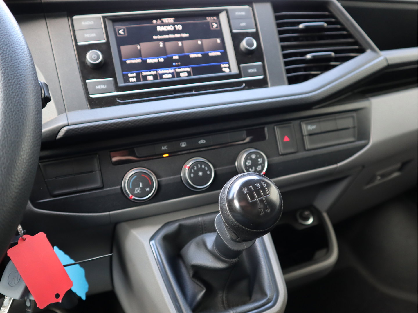 Volkswagen Transporter 2.0 TDI 111pk Euro 6 - Lang L2 - Trekhaak - Cruise - 3 Zits