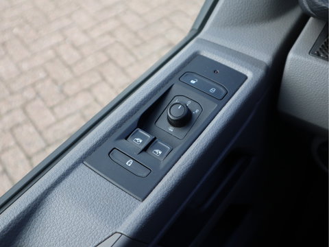 Volkswagen Transporter 2.0 TDI 111pk Euro 6 - Lang L2 - Trekhaak - Cruise - 3 Zits
