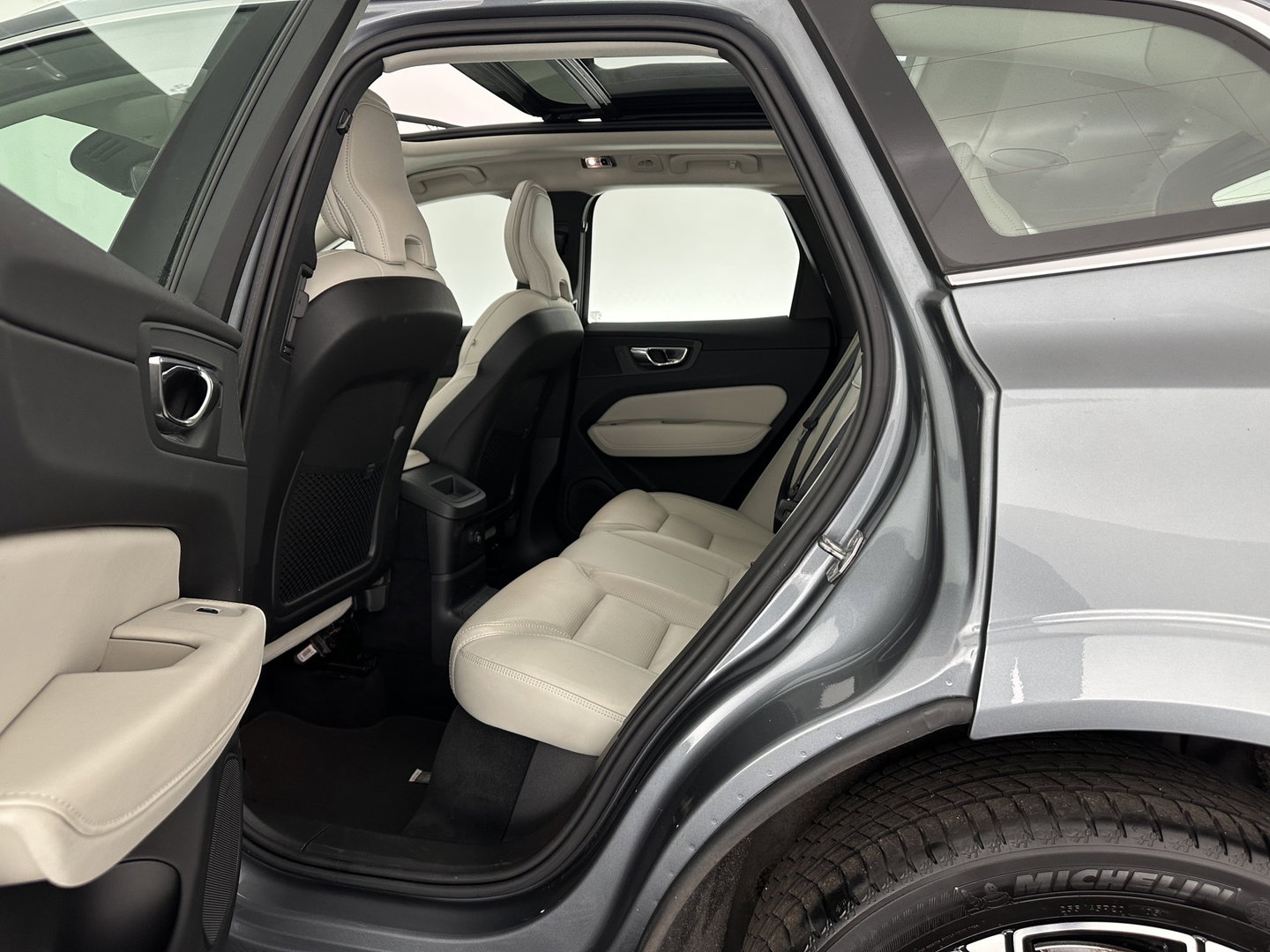 Volvo XC60 2.0 T8 Twin Engine AWD Inscription (Plug-In) (INCL-BTW) Aut. *PANO | LEATHER | FULL-LED | MEMORY-PACK | HARMAN/KARDON | TOPVIEW | DIGI-COCKPIT | KEYLESS | HEATED-SPORTSEATS | NAVI-FULLMAP | ECC | PDC | ADAPTIVE-CRUISE | TOWBAR | HEAD-UP