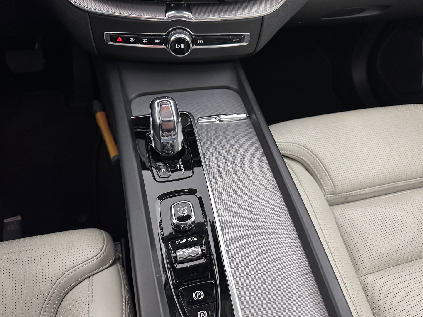 Volvo XC60 2.0 T8 Twin Engine AWD Inscription (Plug-In) (INCL-BTW) Aut. *PANO | LEATHER | FULL-LED | MEMORY-PACK | HARMAN/KARDON | TOPVIEW | DIGI-COCKPIT | KEYLESS | HEATED-SPORTSEATS | NAVI-FULLMAP | ECC | PDC | ADAPTIVE-CRUISE | TOWBAR | HEAD-UP