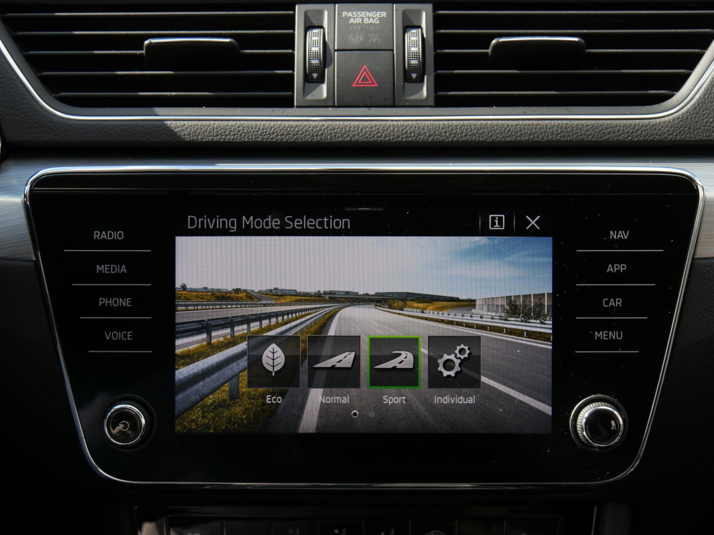 Škoda Superb COMBI 1.4TSI iV BUSINESS EDITION PLUS/ CAMERA/ PDC V+A/ VIRTUAL COCKPIT