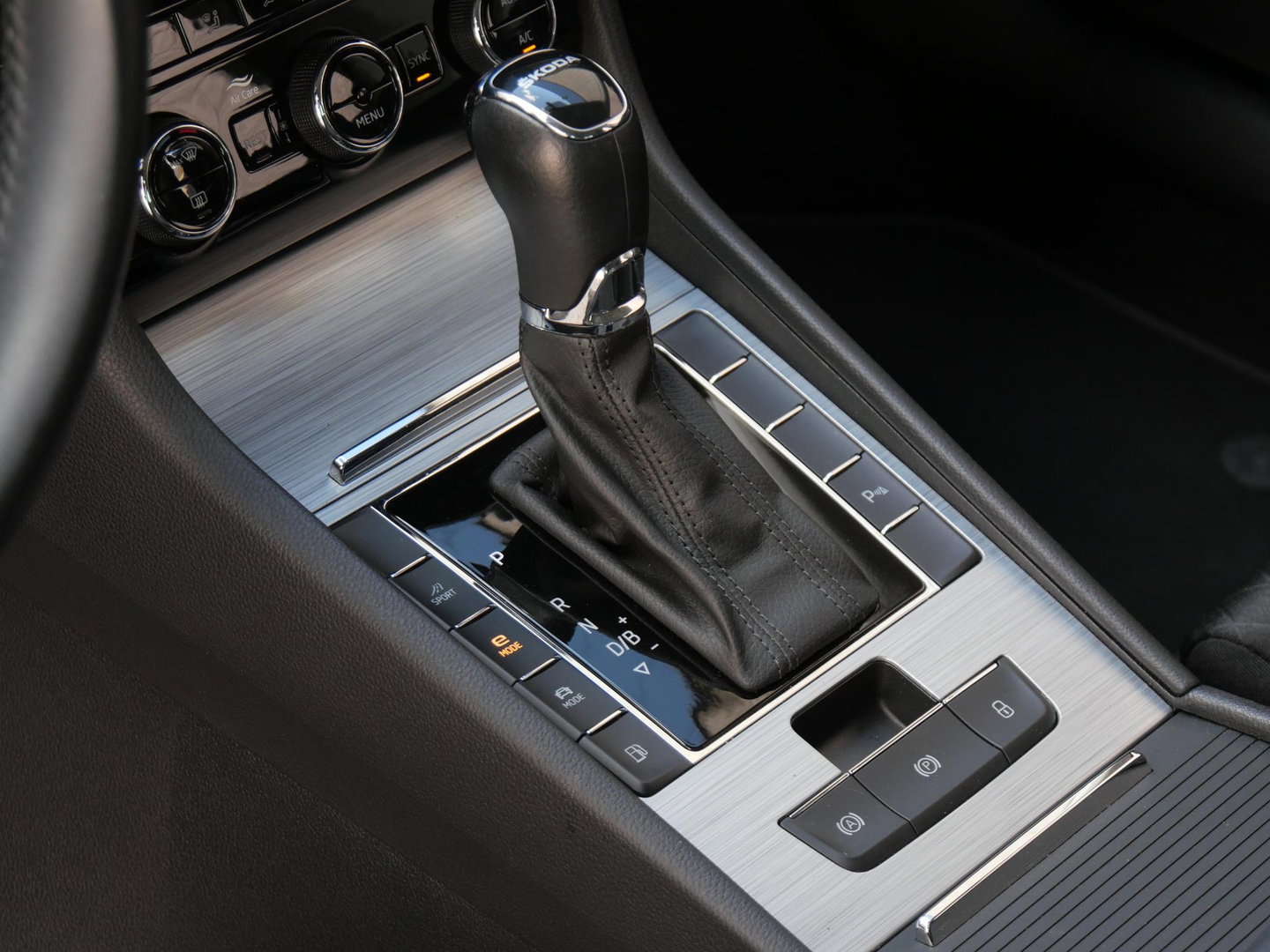 Škoda Superb COMBI 1.4TSI iV BUSINESS EDITION PLUS/ CAMERA/ PDC V+A/ VIRTUAL COCKPIT