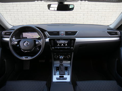 Škoda Superb COMBI 1.4TSI iV BUSINESS EDITION PLUS/ CAMERA/ PDC V+A/ VIRTUAL COCKPIT
