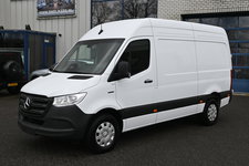 Mercedes-Benz eSprinter - 320 L2H2 Pro 81kWh Snellader, Navigatie, Trekhaak, Winterpakket, Etc.