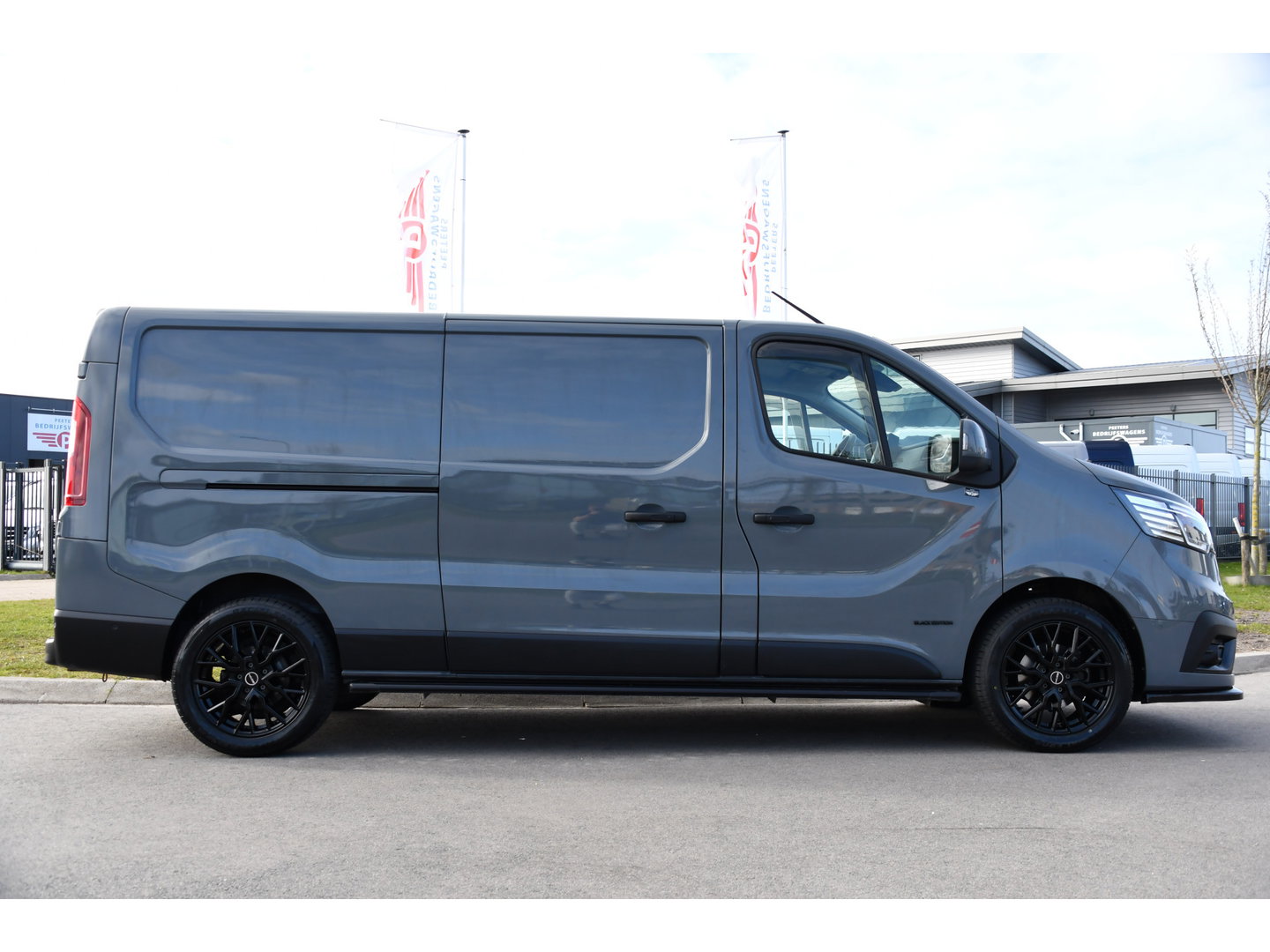 Renault Trafic 2.0 Blue dCi 170 T30 L2H1 Black Edition FULL OPTIONS! Adaptieve Cruise, Camera, Carplay, 170pk, Stoelverwarming, Trekhaak, LED, Automaat, Uniek!