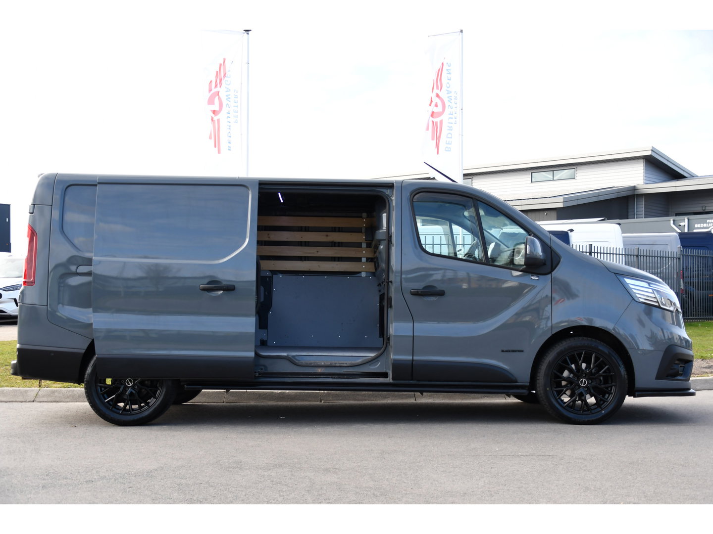 Renault Trafic 2.0 Blue dCi 170 T30 L2H1 Black Edition FULL OPTIONS! Adaptieve Cruise, Camera, Carplay, 170pk, Stoelverwarming, Trekhaak, LED, Automaat, Uniek!