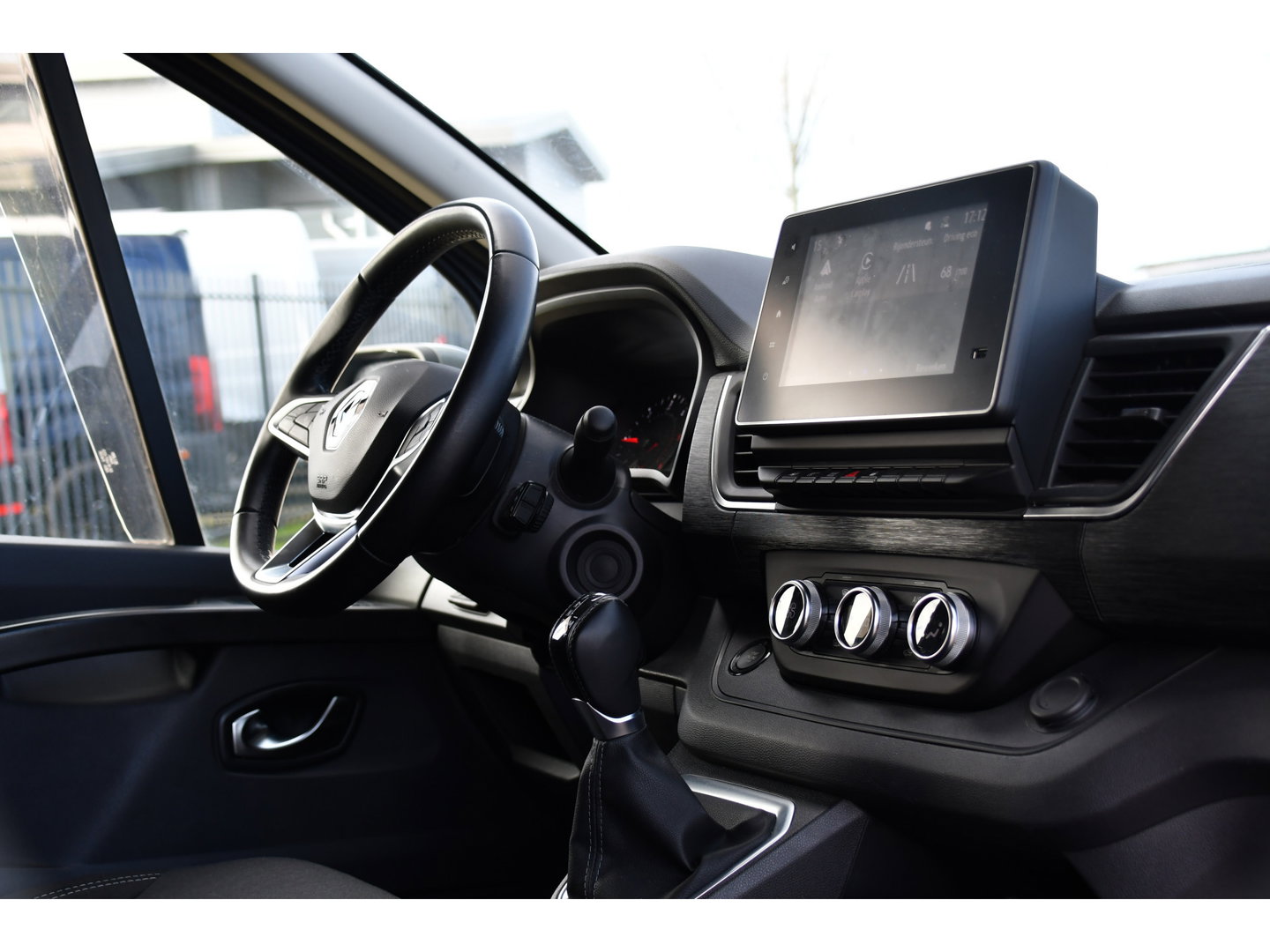 Renault Trafic 2.0 Blue dCi 170 T30 L2H1 Black Edition FULL OPTIONS! Adaptieve Cruise, Camera, Carplay, 170pk, Stoelverwarming, Trekhaak, LED, Automaat, Uniek!