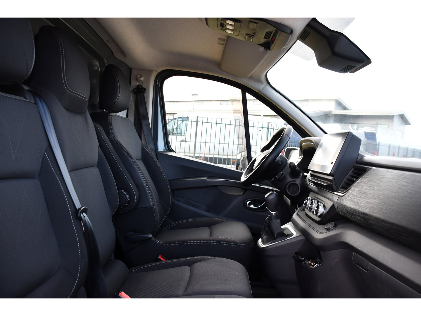 Renault Trafic 2.0 Blue dCi 170 T30 L2H1 Black Edition FULL OPTIONS! Adaptieve Cruise, Camera, Carplay, 170pk, Stoelverwarming, Trekhaak, LED, Automaat, Uniek!