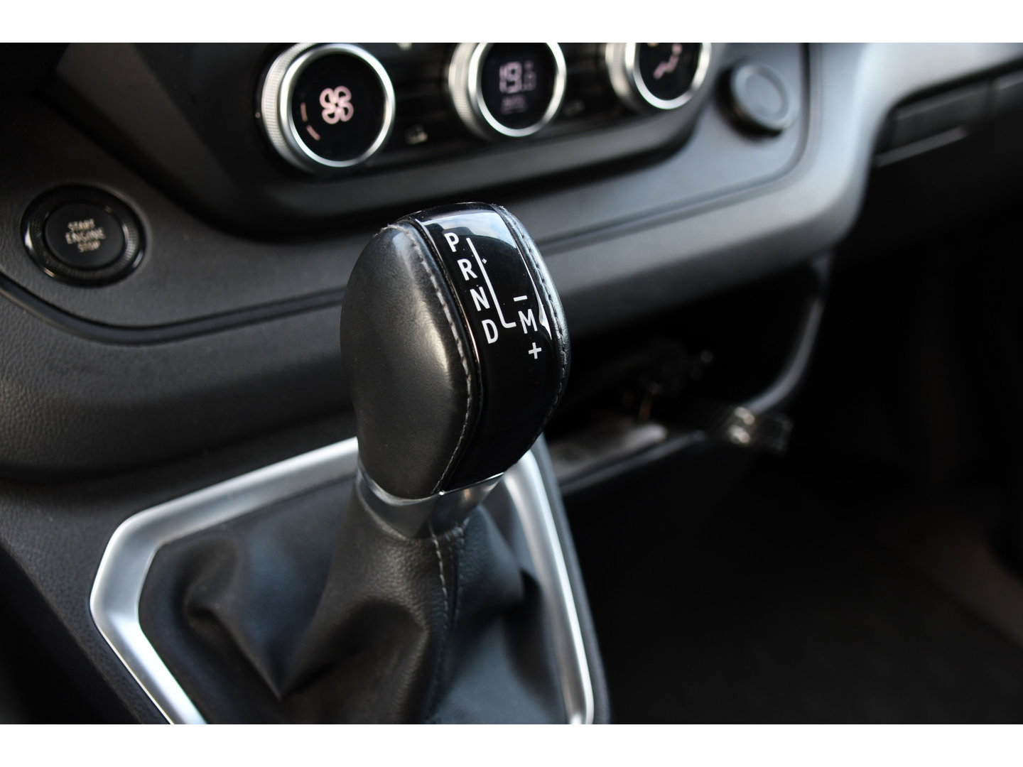 Renault Trafic 2.0 Blue dCi 170 T30 L2H1 Black Edition FULL OPTIONS! Adaptieve Cruise, Camera, Carplay, 170pk, Stoelverwarming, Trekhaak, LED, Automaat, Uniek!