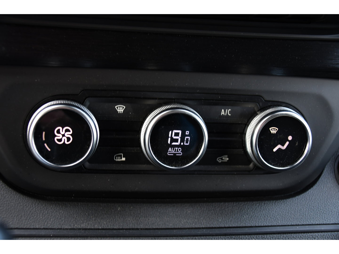 Renault Trafic 2.0 Blue dCi 170 T30 L2H1 Black Edition FULL OPTIONS! Adaptieve Cruise, Camera, Carplay, 170pk, Stoelverwarming, Trekhaak, LED, Automaat, Uniek!