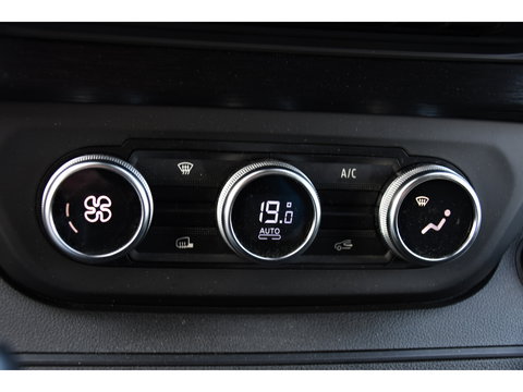Renault Trafic 2.0 Blue dCi 170 T30 L2H1 Black Edition FULL OPTIONS! Adaptieve Cruise, Camera, Carplay, 170pk, Stoelverwarming, Trekhaak, LED, Automaat, Uniek!