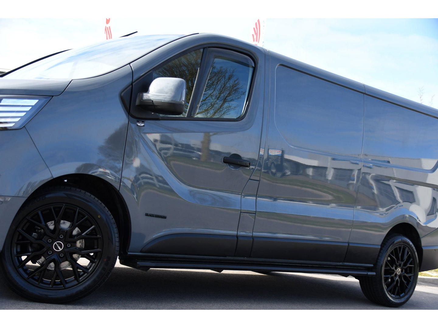 Renault Trafic 2.0 Blue dCi 170 T30 L2H1 Black Edition FULL OPTIONS! Adaptieve Cruise, Camera, Carplay, 170pk, Stoelverwarming, Trekhaak, LED, Automaat, Uniek!