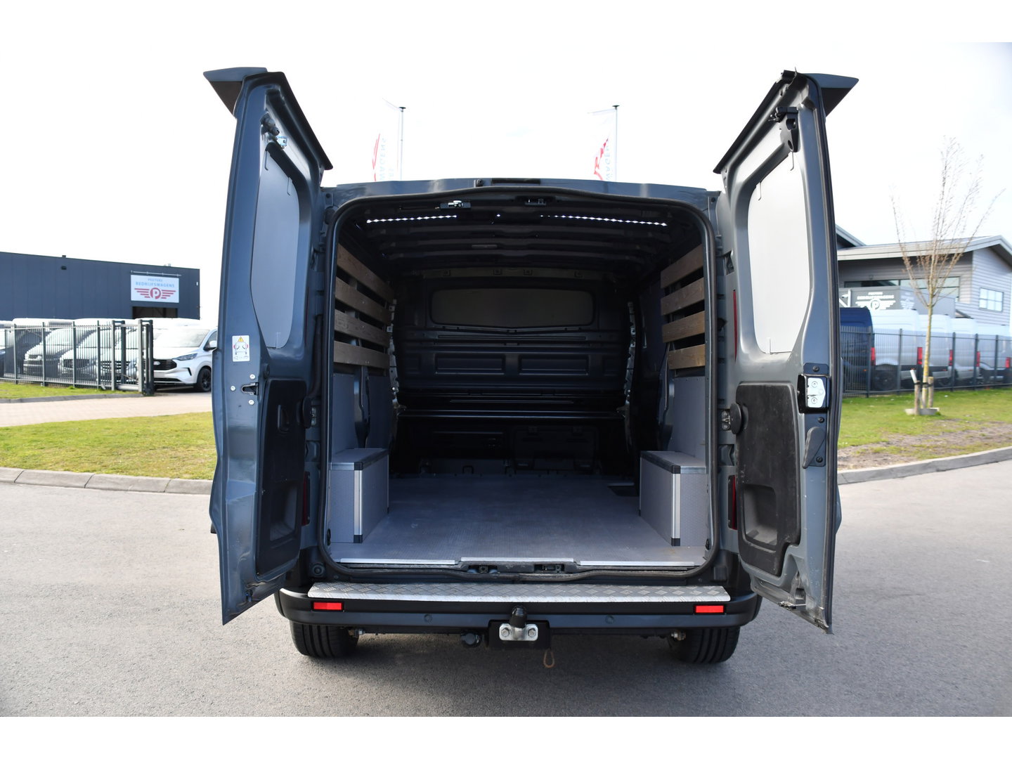 Renault Trafic 2.0 Blue dCi 170 T30 L2H1 Black Edition FULL OPTIONS! Adaptieve Cruise, Camera, Carplay, 170pk, Stoelverwarming, Trekhaak, LED, Automaat, Uniek!