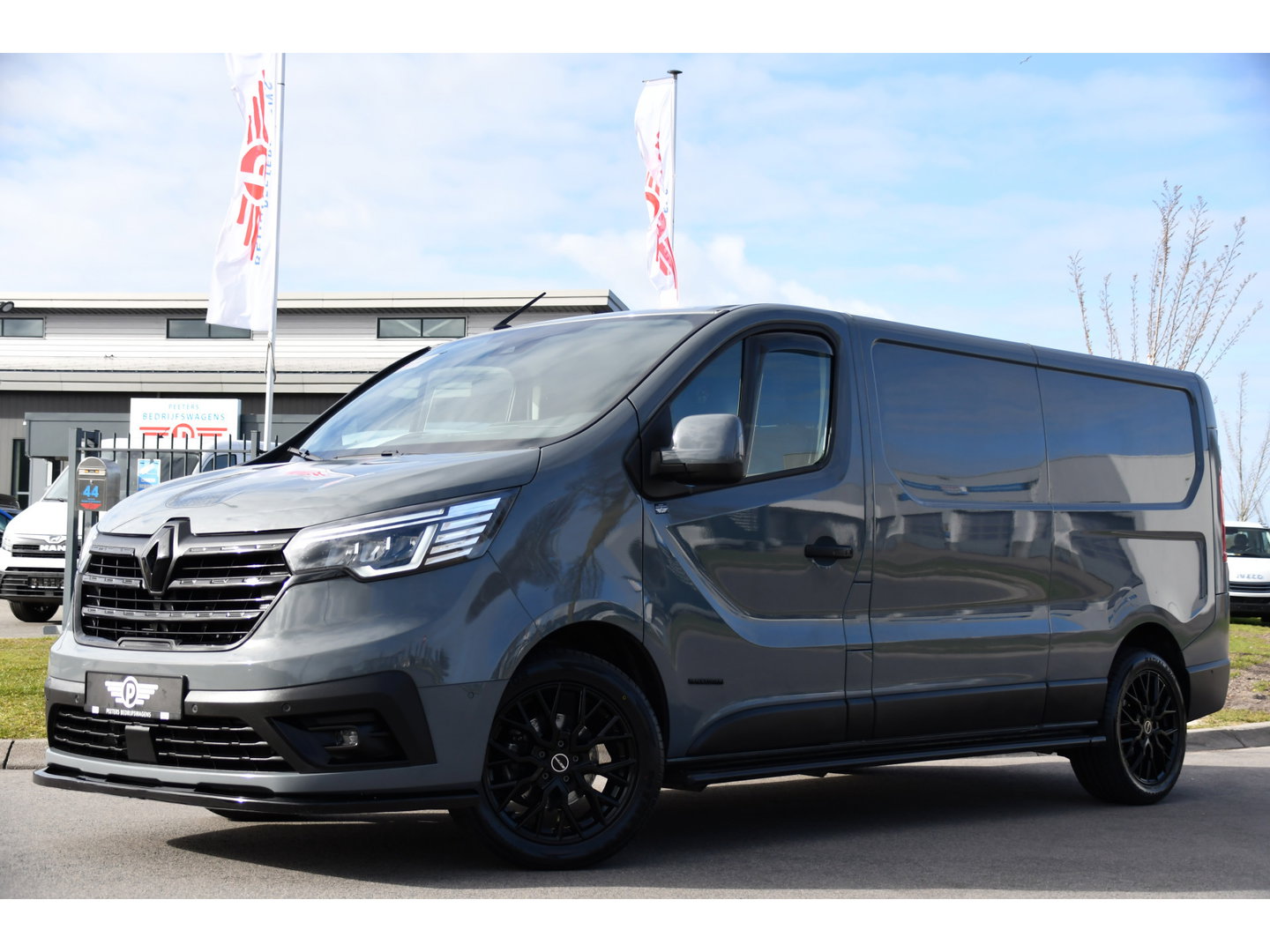 Renault Trafic 2.0 Blue dCi 170 T30 L2H1 Black Edition FULL OPTIONS! Adaptieve Cruise, Camera, Carplay, 170pk, Stoelverwarming, Trekhaak, LED, Automaat, Uniek!