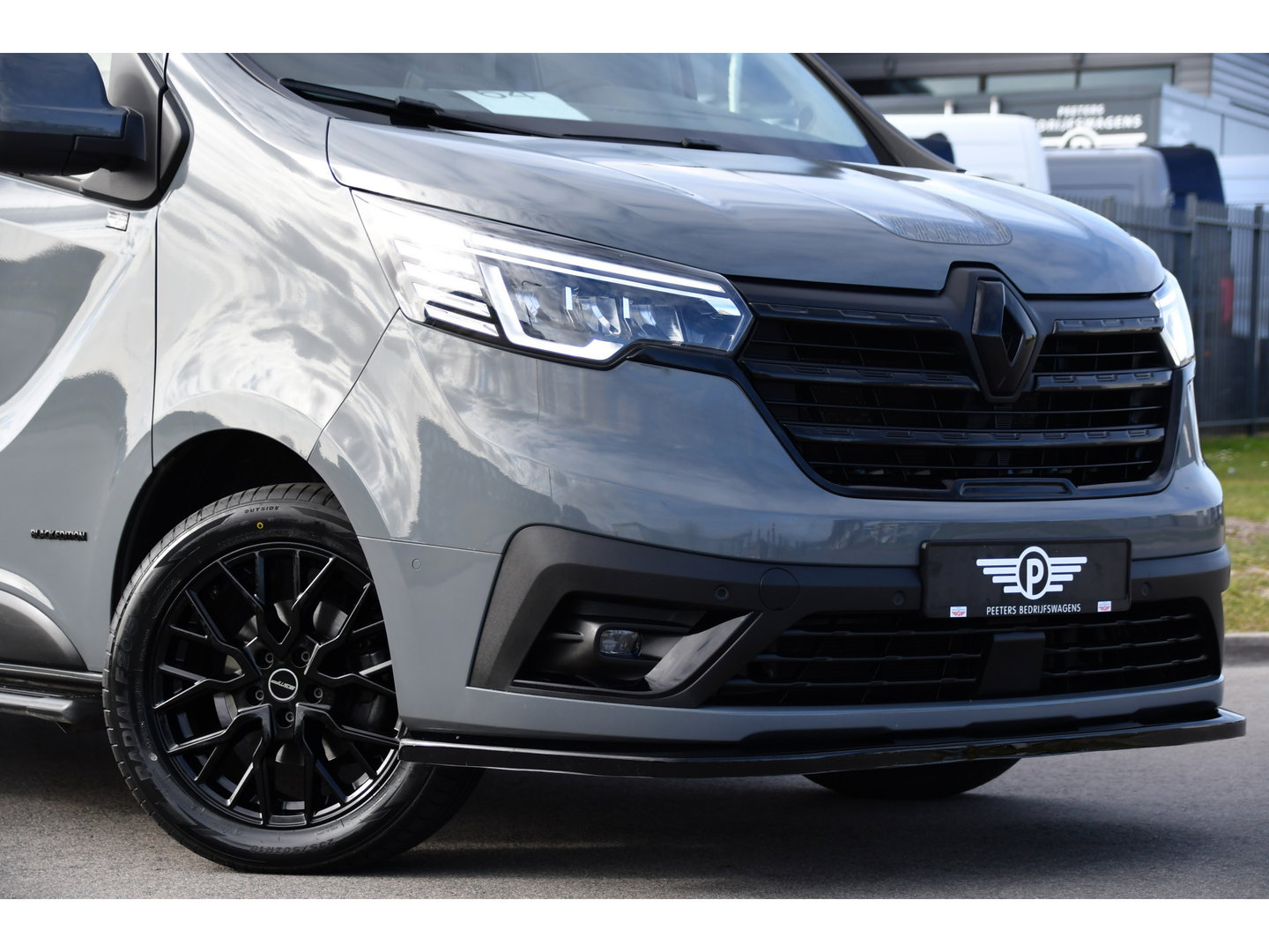 Renault Trafic 2.0 Blue dCi 170 T30 L2H1 Black Edition FULL OPTIONS! Adaptieve Cruise, Camera, Carplay, 170pk, Stoelverwarming, Trekhaak, LED, Automaat, Uniek!