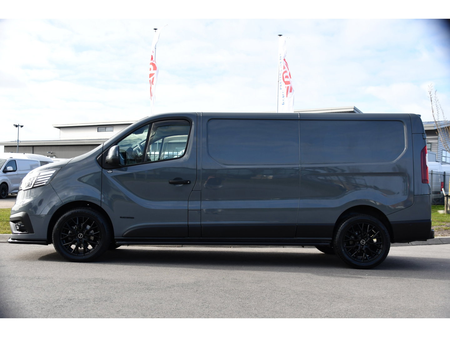Renault Trafic 2.0 Blue dCi 170 T30 L2H1 Black Edition FULL OPTIONS! Adaptieve Cruise, Camera, Carplay, 170pk, Stoelverwarming, Trekhaak, LED, Automaat, Uniek!