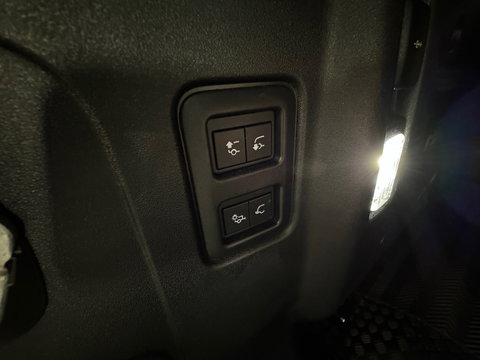 Land Rover Defender 110 2.0 P300e 110 X-Dynamic SE Pano|URBAN