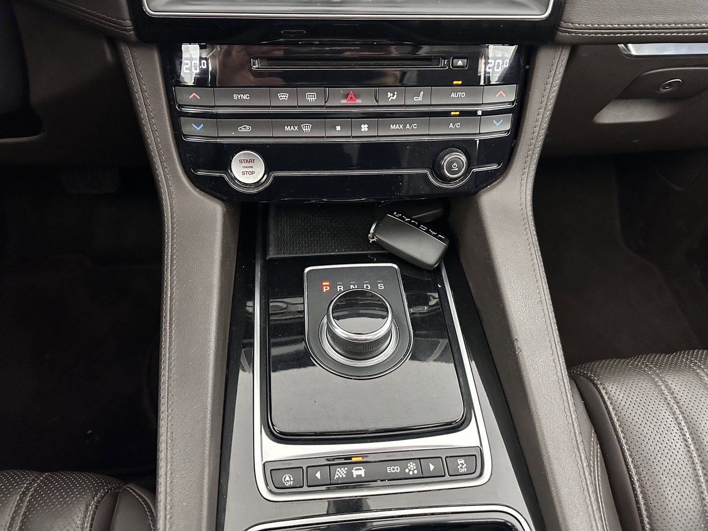 Jaguar F-Pace 3.0d First Edition AWD (INCL-BTW) Aut. *PANO | LEATHER | XENON | MEMORY-PACK | DIGI-COCKPIT | MERIDIAN-SOUND | NAVI-FULLMAP | CAMERA | HEATED-COMFORTSEATS | AMBIENTLIGHT | SHIFTPADDLES | ECC | PDC | CRUISE | TOWBAR