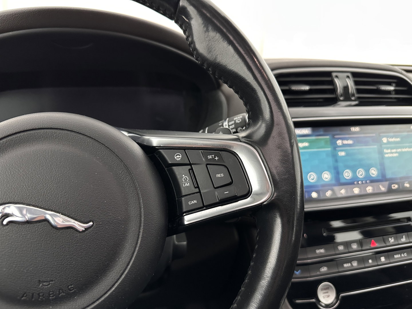 Jaguar F-Pace 3.0d First Edition AWD (INCL-BTW) Aut. *PANO | LEATHER | XENON | MEMORY-PACK | DIGI-COCKPIT | MERIDIAN-SOUND | NAVI-FULLMAP | CAMERA | HEATED-COMFORTSEATS | AMBIENTLIGHT | SHIFTPADDLES | ECC | PDC | CRUISE | TOWBAR