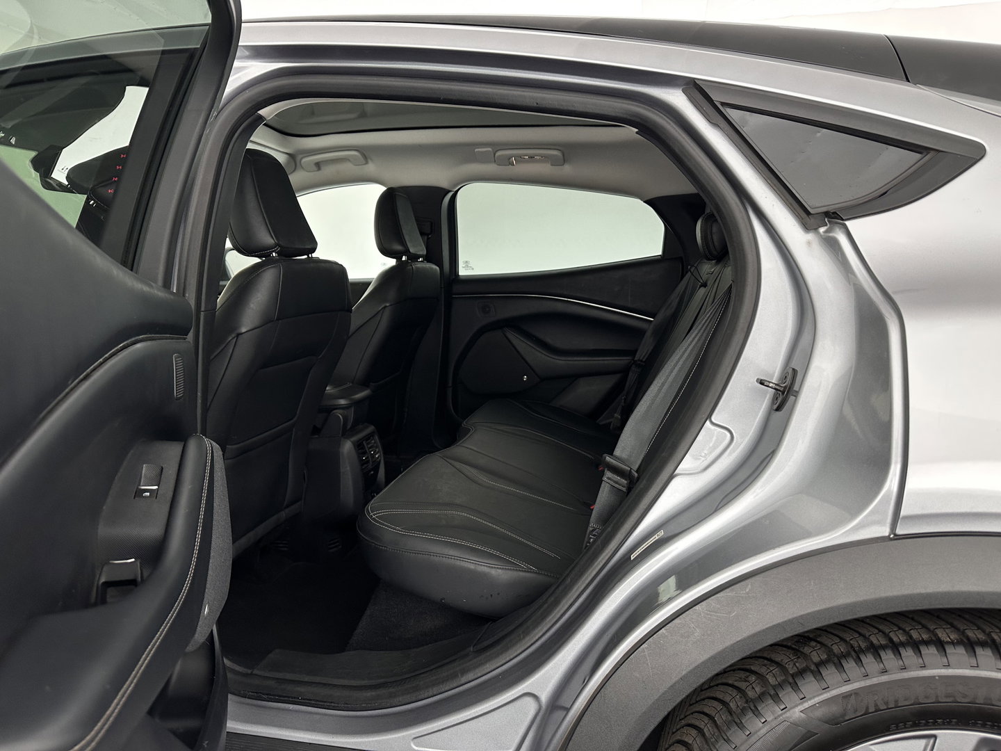 Ford Mustang Mach-E RWD 75 kWh [ 3-Fase-11kW ]{SOH-91%} (INCL-BTW) *PANO | LEATHER | FULL-LED | DAB | DIGI-COCKPIT | KEYLESS | NAVI-FULLMAP | CARPLAY | HEATED-COMFORTSEATS | TOPVIEW | ADAPTIVE-CRUISE | PRIVACY-GLASS | 18'' ALU*