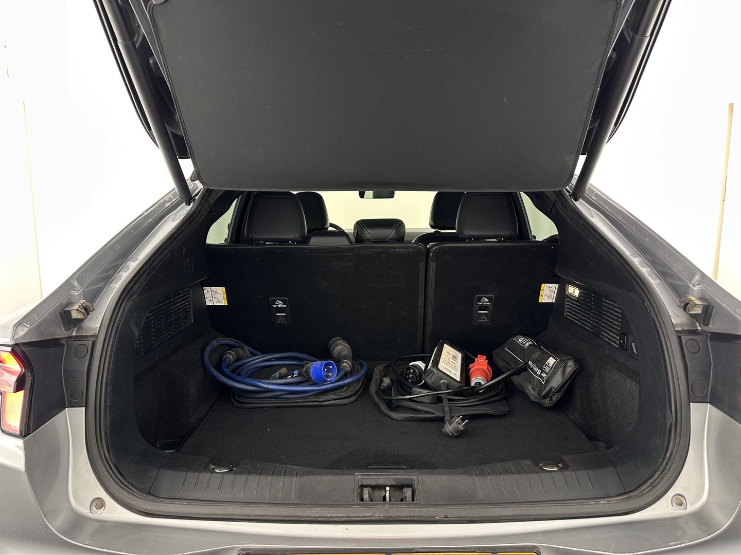 Ford Mustang Mach-E RWD 75 kWh [ 3-Fase-11kW ]{SOH-91%} (INCL-BTW) *PANO | LEATHER | FULL-LED | DAB | DIGI-COCKPIT | KEYLESS | NAVI-FULLMAP | CARPLAY | HEATED-COMFORTSEATS | TOPVIEW | ADAPTIVE-CRUISE | PRIVACY-GLASS | 18'' ALU*