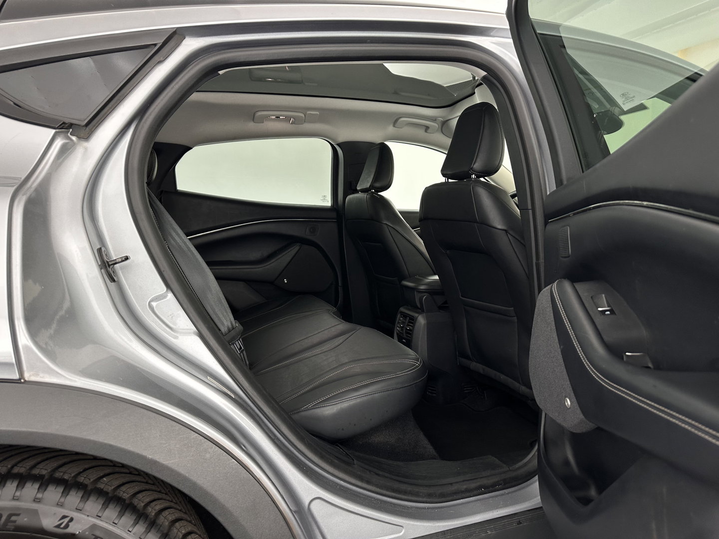 Ford Mustang Mach-E RWD 75 kWh [ 3-Fase-11kW ]{SOH-91%} (INCL-BTW) *PANO | LEATHER | FULL-LED | DAB | DIGI-COCKPIT | KEYLESS | NAVI-FULLMAP | CARPLAY | HEATED-COMFORTSEATS | TOPVIEW | ADAPTIVE-CRUISE | PRIVACY-GLASS | 18'' ALU*