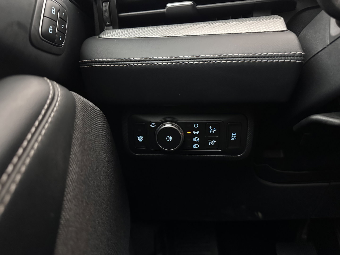 Ford Mustang Mach-E RWD 75 kWh [ 3-Fase-11kW ]{SOH-91%} (INCL-BTW) *PANO | LEATHER | FULL-LED | DAB | DIGI-COCKPIT | KEYLESS | NAVI-FULLMAP | CARPLAY | HEATED-COMFORTSEATS | TOPVIEW | ADAPTIVE-CRUISE | PRIVACY-GLASS | 18'' ALU*