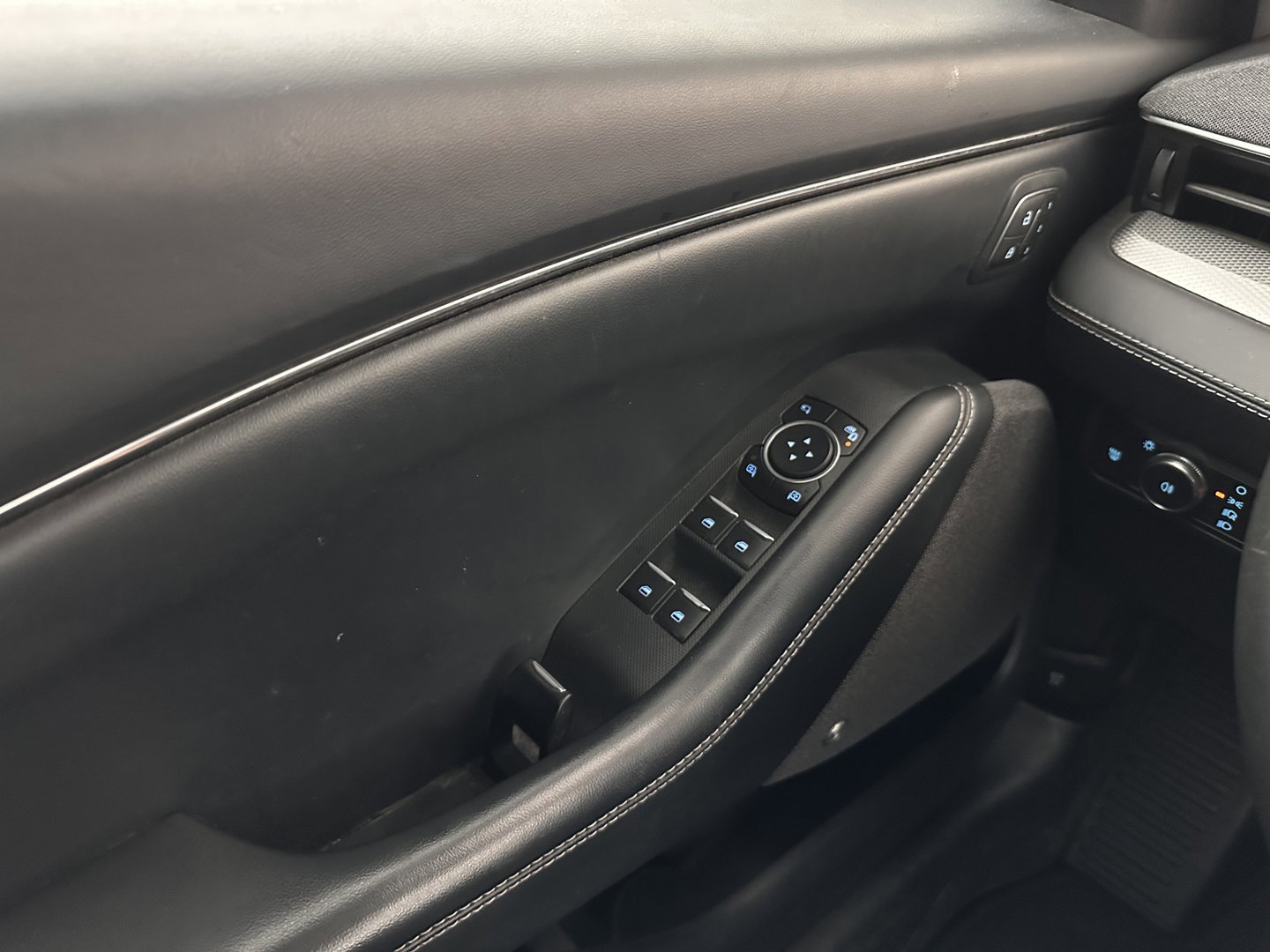 Ford Mustang Mach-E RWD 75 kWh [ 3-Fase-11kW ]{SOH-91%} (INCL-BTW) *PANO | LEATHER | FULL-LED | DAB | DIGI-COCKPIT | KEYLESS | NAVI-FULLMAP | CARPLAY | HEATED-COMFORTSEATS | TOPVIEW | ADAPTIVE-CRUISE | PRIVACY-GLASS | 18'' ALU*