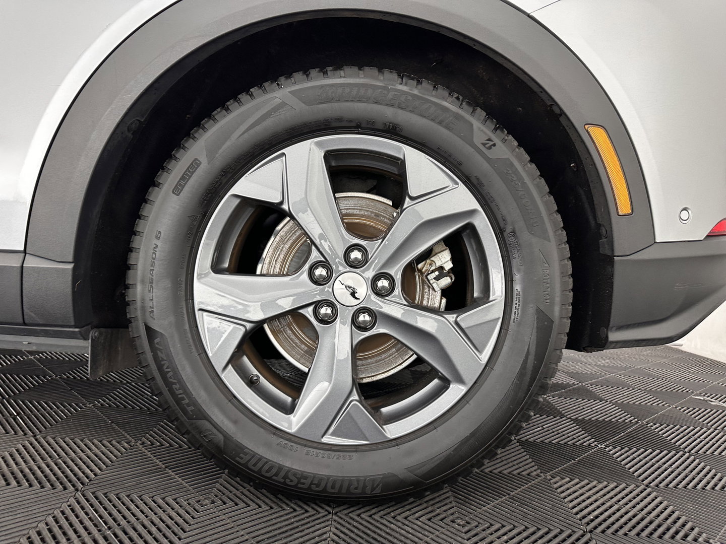 Ford Mustang Mach-E RWD 75 kWh [ 3-Fase-11kW ]{SOH-91%} (INCL-BTW) *PANO | LEATHER | FULL-LED | DAB | DIGI-COCKPIT | KEYLESS | NAVI-FULLMAP | CARPLAY | HEATED-COMFORTSEATS | TOPVIEW | ADAPTIVE-CRUISE | PRIVACY-GLASS | 18'' ALU*