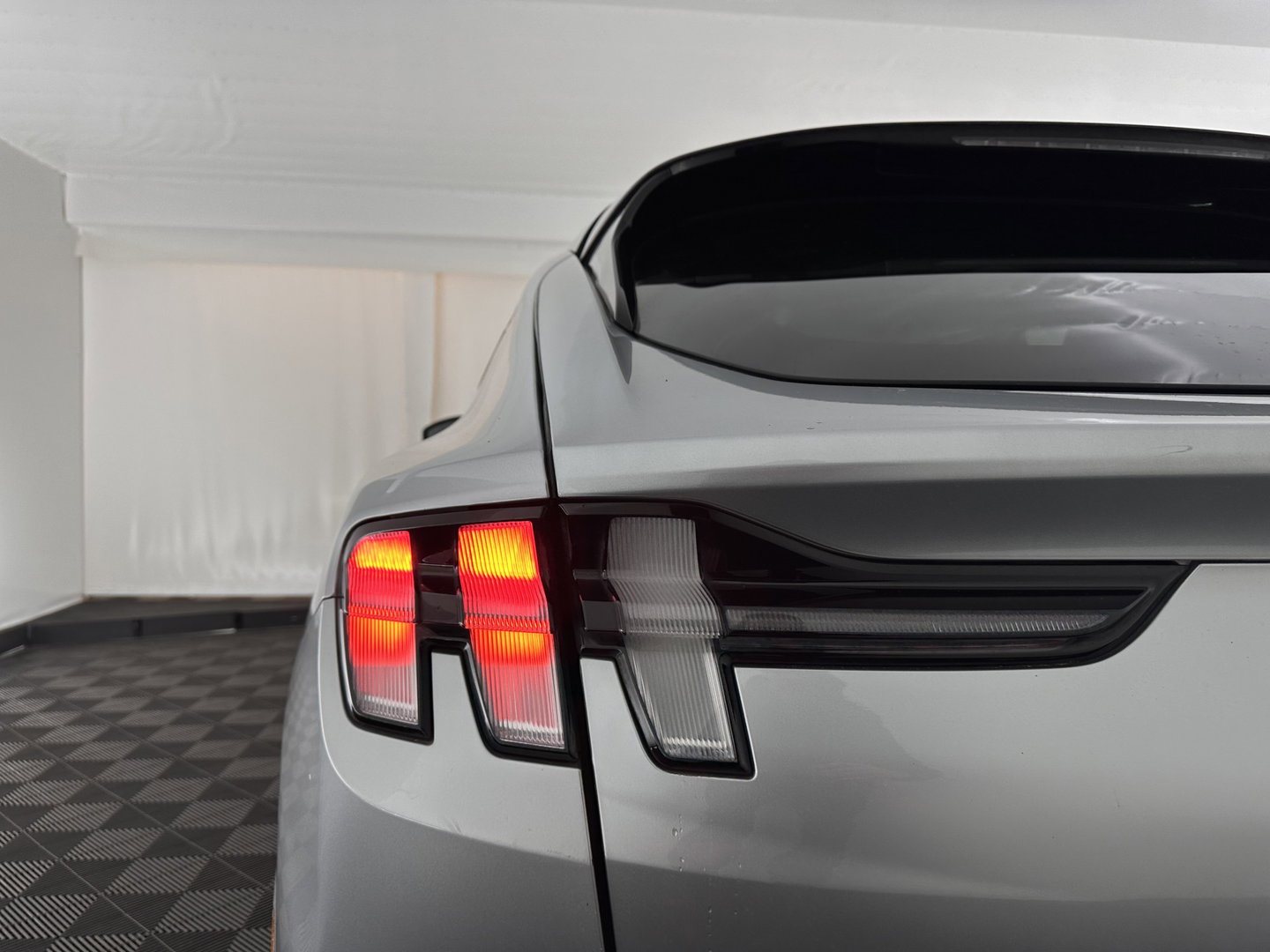 Ford Mustang Mach-E RWD 75 kWh [ 3-Fase-11kW ]{SOH-91%} (INCL-BTW) *PANO | LEATHER | FULL-LED | DAB | DIGI-COCKPIT | KEYLESS | NAVI-FULLMAP | CARPLAY | HEATED-COMFORTSEATS | TOPVIEW | ADAPTIVE-CRUISE | PRIVACY-GLASS | 18'' ALU*