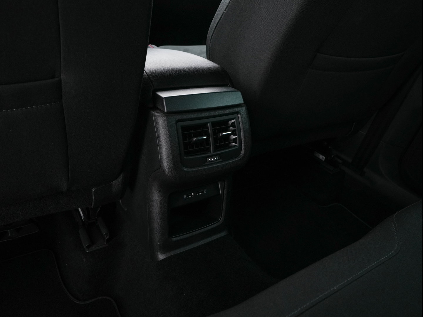 SEAT Ateca 1.5 TSI FR Business Intense (INCL-BTW) *FULL-LED | SPORTSEATS | NAVI-FULLMAP | LEATHER-MICROFIBRE | CAMERA | KEYLESS | DAB+ | CARPLAY | ECC | PDC | CRUISE | TOWBAR | 18''ALU*