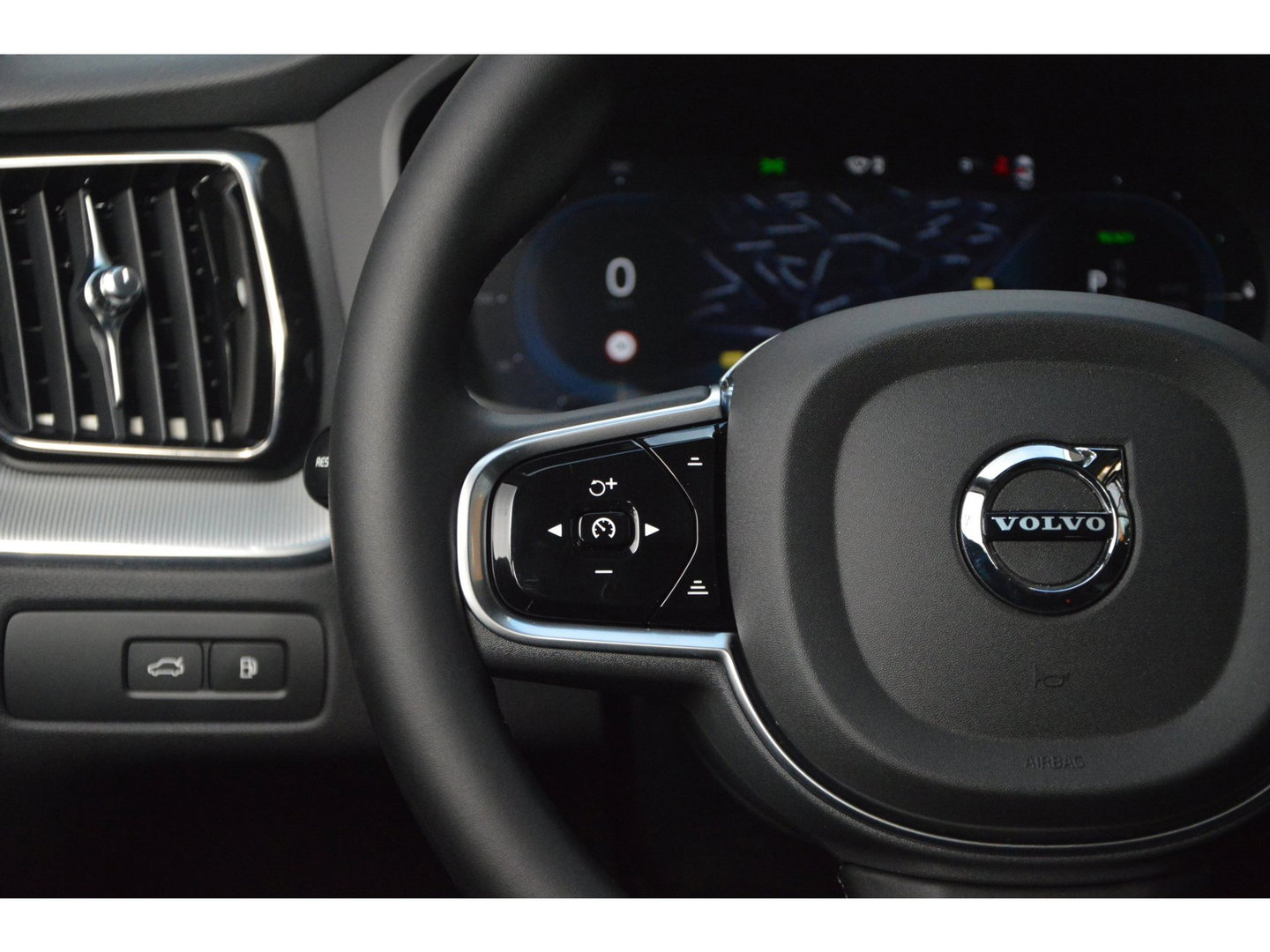Volvo XC60 T8 Hybride AWD Plus Dark | Head-Up Display | Trekhaak | Harman/Kardon | Panoramadak | Stoel + Stuur Verwarmd |